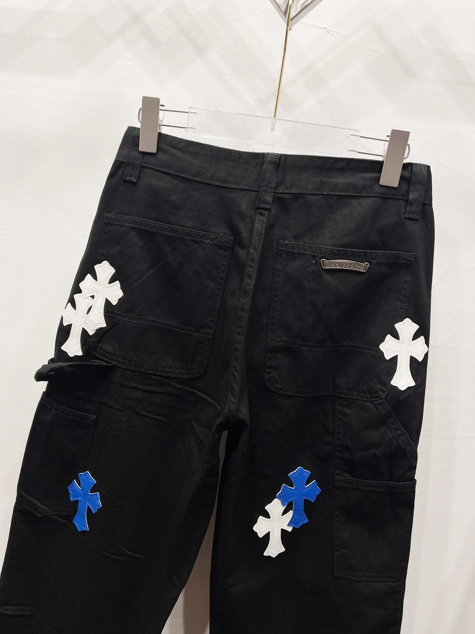 P260 Style: (r016) Croxin & 𝐂𝐡𝐫𝐨𝐦𝐞 𝐇𝐞𝐚𝐫𝐭 ss25 black white grain leather denim workwear logging pants. Styles with different washed textures are very friendly to people with thin legs. The slightly flared version perfectly modifies the leg shape. The timeless and moderate length makes it easy to match and match. It is the basis for various styles and is a must-have in your wardrobe! The fabric is stiff but also makes the upper body soft without losing texture. The washing process is even more perfect. It is a must-have item for everyone! ! ! Washed wheat, hang tag, pants label, three labels complete Color: black Size: 28-30-32-34-36